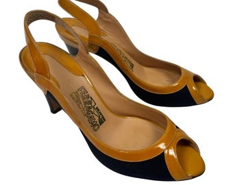 Zapatos de tacón vintage Salvatore Ferragamo color mostaza charol con tira trasera y puntera abierta, talla 7.5B