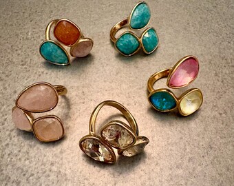 Anillo ajustable con múltiples piedras