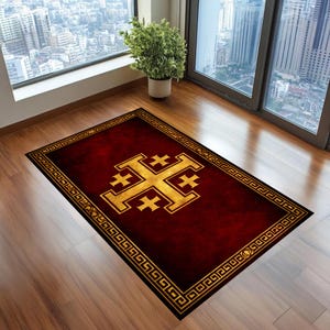 Può includere: Un tappeto rettangolare con uno sfondo rosso intenso e un emblema centrale a croce di Gerusalemme dorata. Il tappeto è incorniciato da un bordo decorativo dorato con motivo a greca. Il design è stampato su una superficie piana dalla texture cremisi.