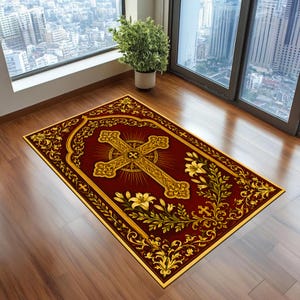 Puede incluir: Una alfombra rectangular con fondo rojo intenso y un diseño central de cruz dorada ornamentada. La alfombra está decorada con patrones florales dorados, motivos de lirios y bordes detallados. El diseño incluye líneas de luz radiantes.