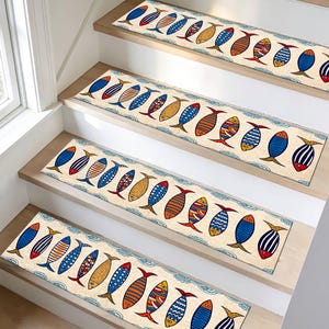 Op de afbeelding: Een set van vier rechthoekige traptredenmatten met een crèmekleurige achtergrond en een herhalend patroon van gestileerde vissen in diverse kleuren zoals blauw, rood, oranje en geel, geaccentueerd door kleine blauwe golfmotieven.