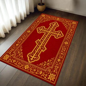 Può includere: Un tappeto rettangolare con uno sfondo rosso intenso e una croce ortodossa dorata centrata sulla superficie. Il tappeto è bordato da un intricato motivo a tralci floreali dorati che incornicia l'intero design rettangolare dell'oggetto.