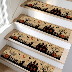 Könnte beinhalten: Ein Set aus vier rechteckigen Treppenstufenmatten mit Halloween-Motiv. Jede Matte zeigt einen beigen Hintergrund mit einer schwarzen Silhouette eines Spukhauses, einer Katze, einem Zaun, kahlen Bäumen, einem Spinnennetz, Fledermäusen, einer Mondsichel und orangefarbenen Kürbissen.