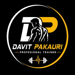 Pode incluir: Um logótipo circular sobre fundo preto com as letras grandes DP em branco e amarelo e a silhueta de uma pessoa musculada no centro. Abaixo, o texto diz DAVIT PAKAURI PROFESIONAL TRAINER com um ícone de haltere e uma linha de batimento cardíaco.