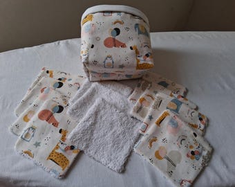 Juego de 15 toallitas húmedas con su cesta de tela. Hechas a mano con motivos infantiles de animalitos.