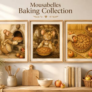 Könnte beinhalten: Drei gerahmte Wandbilder mit dem Titel Mousabelles Baking Collection, die anthropomorphe Mäuse beim Backen von Kuchen in einer Küche zeigen, mit warmen Brauntönen, Holzrahmen und detaillierten Darstellungen von Äpfeln, Körben und Öfen.