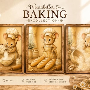 Könnte beinhalten: Ein Set aus drei gerahmten Wandbildern mit dem Titel Mousabelles Baking Collection. Jedes Bild zeigt eine braune Maus mit Kochmütze und Schürze in einer Küche, mit Illustrationen von Mehl, Brot und Backschüsseln in warmen Tönen.