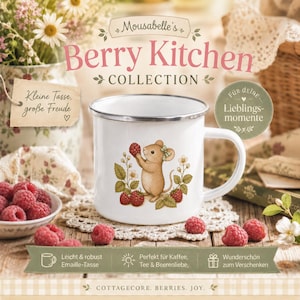 Peut inclure: Un mug en émail blanc illustré d'une souris brune tenant une framboise, entourée de feuilles vertes et de fleurs blanches. Le mug possède un bord argenté et une anse. Le texte Mousabelle's Berry Kitchen Collection est inscrit dessus.