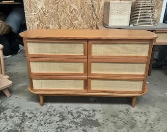 Cómoda de nogal macizo con cajones de mimbre, mueble de recibidor de estilo moderno de mediados de siglo.