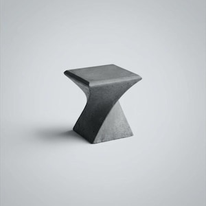 Könnte beinhalten: Ein grauer Beistelltisch aus Beton mit einem einzigartigen, verdrehten Sanduhr-Design. Der Tisch hat eine quadratische Ober- und Unterseite mit einer zentralen Stütze, die sich krümmt und verjüngt. Die Gesamtästhetik ist modern und minimalistisch.