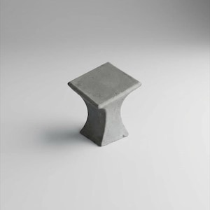 Può includere: Un piccolo sgabello in cemento grigio con piano quadrato e gambe curve. Lo sgabello è di colore neutro e ha un design moderno e minimalista. Lo sgabello è adatto per uso interno o esterno.