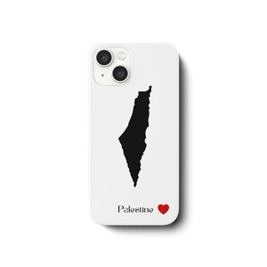 Könnte beinhalten: Weißes Handycase mit einer schwarzen Silhouette von Palästina. Das Wort "Palästina" ist in Schwarz gedruckt, mit einem roten Herzsymbol. Das Handycase hat eine Dual-Kamera.