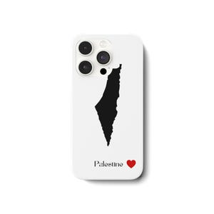 Könnte beinhalten: Weißes Handycase mit einer schwarzen Silhouette von Palästina. Das Wort "Palästina" ist unter der Karte in Schwarz mit einem roten Herzsymbol aufgedruckt. Das Case hat ein Kameramodul mit drei Linsen.