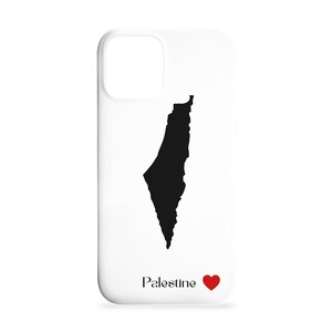Könnte beinhalten: Weißes Handycase mit einer schwarzen Silhouette von Palästina. Das Wort "Palästina" ist in Schwarz gedruckt, darunter ein rotes Herzsymbol. Das Case hat eine glänzende Oberfläche.