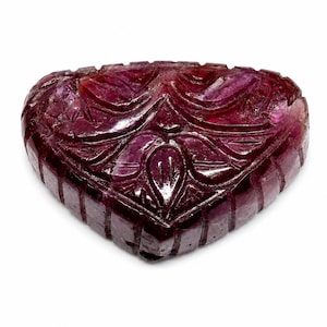 Rubí natural tallado con motivos florales – Rubí suelto tallado a mano para colgantes, anillos y joyería personalizada.
