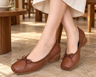 Bruine pumps met vierkante neus voor dames, lage houten blokhak, hakken met strikdetail, vintage stijl kantoorschoenen