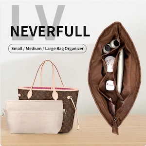 Op de afbeelding: Een bruine tasorganizer met meerdere binnenvakken en zakken, getoond zowel buiten als binnen een bruine monogram tote bag. De tekst luidt LV NEVERFULL Small / Medium / Large Bag Organizer, wat duidt op compatibiliteit met diverse maten.
