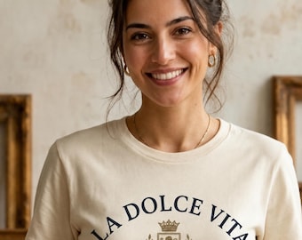 La Dolce Vita T-shirt, estetisk t-shirt med gamla pengar, vintage-skjorta med italiensk riviera, lyxig livsstilstypografi-t-shirt, Bella Canvas 3001 krämfärgad T-shirt