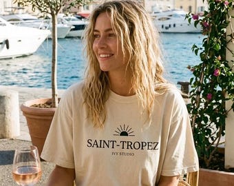 Saint-Tropez T-shirt | Comfort Colors 1717 Vintage T-shirt | Minimalistisk skjorta från Franska Rivieran | Estetisk semestertröja | Ivy Studio Graphics