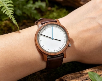 Orologio da polso personalizzato in legno di noce con cinturino in pelle inciso, per lui.