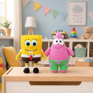 Puede incluir: Dos figuras de ganchillo de los personajes de dibujos animados, Bob Esponja y Patricio Estrella, están uno al lado del otro sobre una superficie de madera. Bob Esponja es amarillo con una camisa blanca, pantalones marrones y una corbata roja. Patricio es rosa con pantalones cortos verdes.