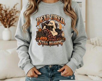 Camiseta "Muerto de cansancio, pero sigo leyendo", camiseta de Halloween "Fantasma lector", camiseta acogedora de otoño para amantes de los libros, gráfico de gato lector sarcástico, regalo para ratones de biblioteca
