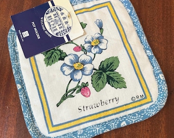 Vintage pot holder with flowers and strawberries