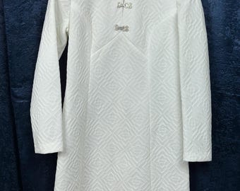 1960er Jahre weißes Jacquard-Kleid: Stehkragen, Strass-Froschverschluss, asiatisch inspiriertes Brautkleid