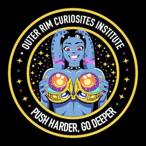 Op de afbeelding: Cirkelvormige afbeelding met een blauwe alienvrouw die twee gouden bollen vasthoudt. De tekst "OUTER RIM CURIOSITES INSTITUTE" en "PUSH HARDER, GO DEEPER" staat in een gele cirkel op een zwarte achtergrond.