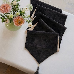 Tischläufer aus schwarzem Chenille, minimalistisches Tisch-Mittelstück im Landhausstil, schlichte, dunkle Tischdecke nach Maß für Kommode, Eingangsbereich oder Schrank