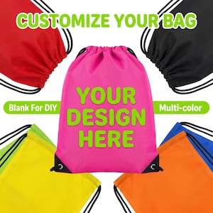 Può includere: Una collezione di sacche con coulisse in vari colori, tra cui rosso, nero, giallo, arancione, blu e una sacca rosa centrale. La sacca rosa presenta il testo "YOUR DESIGN HERE" in verde, con le parole "CUSTOMIZE YOUR BAG" sopra. Le sacche sono vuote per progetti fai-da-te.