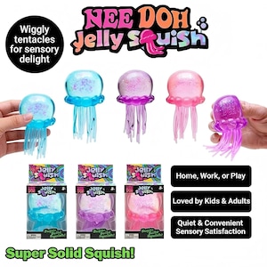 Puede incluir: Juguetes sensoriales Nee Doh Jelly Squish en azul, morado y rosa. Estas figuras blandas y translúcidas con forma de medusa tienen tentáculos colgantes y purpurina interna. El set incluye cajas individuales etiquetadas como Super Solid Squish.