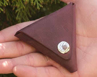 Handgjord myntbörs i läder, minimalistisk triangelväxelbörs, liten mynthållare med tryckknapp, plånbok i äkta läder, liten present