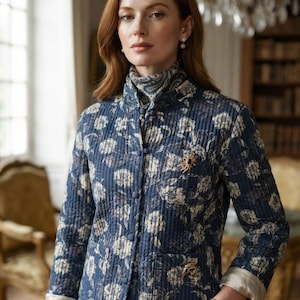 Wendbare blaue Jacke aus gesteppter Baumwolle mit Blumenmuster im indischen Blockmuster – leichter Boho-Mantel für Damen