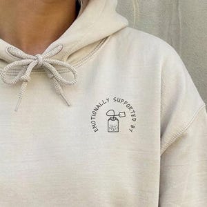 Emotionally Supported by Tea Hoodie, EU Versand, Tee Liebhaber Geschenk, Tea Lover Gift, Foodie Geschenk, Tea Gift, Unisex Hoodie