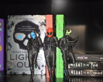 Decoración de estantería con hombres enmascarados