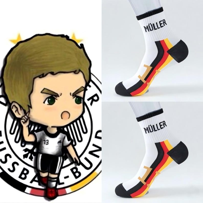 Peut inclure: L'image pr&eacute;sente une illustration de dessin anim&eacute; d'un joueur de football et deux chaussettes blanches. Les chaussettes ont des talons et des orteils noirs, avec le nom "M&Uuml;LLER" en noir. Les chaussettes ont &eacute;galement le drapeau allemand.