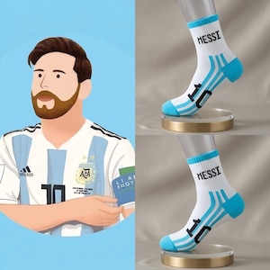Peut inclure: Illustration d'un joueur de football en maillot argentin, &agrave; c&ocirc;t&eacute; de deux chaussettes blanches &agrave; accents bleus. Les chaussettes portent le mot "MESSI" et le num&eacute;ro "10". L'illustration du joueur est de style cartoon.