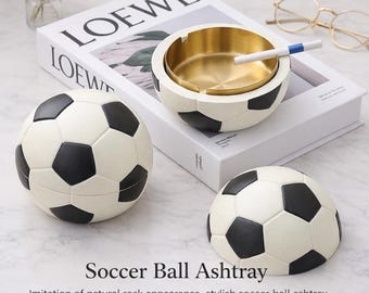 Fotbollsaskfat med lock, cool fotbollscigarr-askfat för inomhus- och utomhusbruk, söt sportdekoration för man cave, present till pojkvän, fotbollsfan