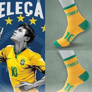 Peut inclure: Chaussettes de football jaunes et vertes avec le texte "NEYMAR JR" et le num&eacute;ro "10". Les chaussettes sont pr&eacute;sent&eacute;es sur une jambe de mannequin. L'image pr&eacute;sente &eacute;galement un graphisme d'un joueur de football en maillot jaune avec le mot "SELECA".
