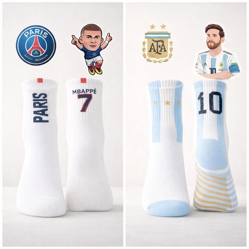 Puede incluir: Calcetines deportivos blancos con logotipos de equipos e ilustraciones de jugadores. Un par presenta "PARIS" y "MBAPPE 7". El otro par tiene un dise&ntilde;o de bandera argentina y el n&uacute;mero "10".