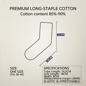 Peut inclure: Un sch&eacute;ma d'une chaussette, avec des mesures en centim&egrave;tres. Le texte indique que la chaussette est de taille unique, convient aux tailles 38-44, et est fabriqu&eacute;e en coton de qualit&eacute; sup&eacute;rieure &agrave; fibres longues avec une teneur en coton de 85 &agrave; 90 %. Les sp&eacute;cifications incluent une longueur de tube de 14,5 cm, une longueur de semelle de 18 cm et une largeur de 8 cm.