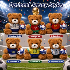 Könnte beinhalten: Sechs braune Teddybären tragen Fußballtrikots mit Nummern und halten Fußbälle. Die Trikots repräsentieren England, Portugal, Spanien, Frankreich, Brasilien und Argentinien. Der Text "Optional Jersey Styles" steht oben.