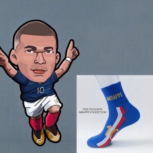 Peut inclure: Illustration d'un joueur de football en maillot bleu avec le num&eacute;ro 10, et une chaussette bleue avec le mot "MBAPPE" et les couleurs du drapeau fran&ccedil;ais. Le texte "THE EXCLUSIVE MBAPPE COLLECTION" est &eacute;galement visible.