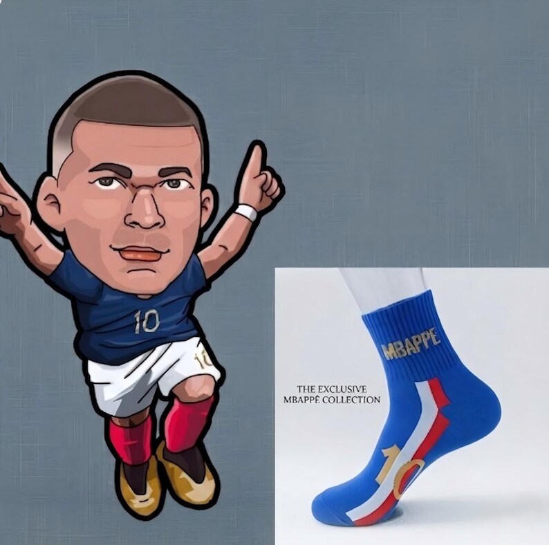 Peut inclure: Illustration d'un joueur de football en maillot bleu avec le num&eacute;ro 10, et une chaussette bleue avec le mot "MBAPPE" et les couleurs du drapeau fran&ccedil;ais. Le texte "THE EXCLUSIVE MBAPPE COLLECTION" est &eacute;galement visible.