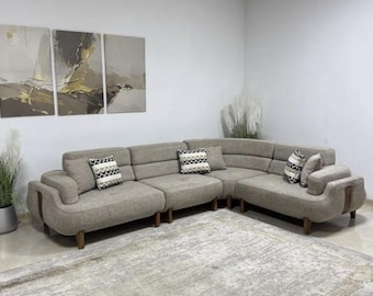 Sofá modular em tecido texturizado bege – Base em madeira maciça, para sala de estar.