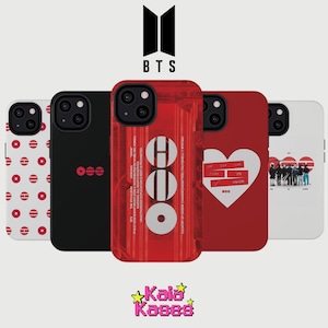 Puede incluir: Una colección de cinco fundas para teléfonos con varios diseños. Las fundas presentan una funda blanca con círculos rojos, una funda negra con tres círculos rojos, una funda roja con círculos blancos, una funda roja con un corazón blanco y una funda blanca con un grupo de personas.