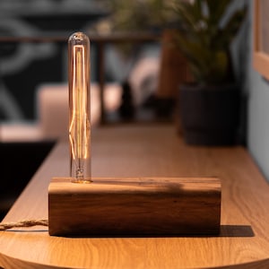 Lampe tactile faite main surélevée | Lampe de chevet personnalisée en noyer | Lampe Edison à gravure personnalisée | Décoration cadeau en bois minimaliste