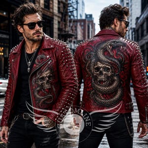 Peut inclure: Une veste de moto en cuir rouge foncé ornée de clous métalliques argentés sur les épaules et les manches. La veste présente un imprimé graphique détaillé d'un crâne entrelacé d'un serpent sur le devant et le dos, avec des fermetures éclair.