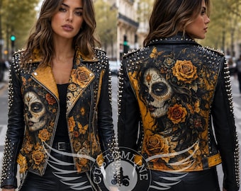Op de afbeelding: Een zwart leren motorjack met zilveren metalen studs op de schouders en mouwen. Het jack is voorzien van een gedetailleerde grafische print van een suikerschedelgezicht omringd door gele rozen en vlinders op de voor- en achterpanden.